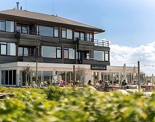 Terras van Vakantiehuis in Schiermonnikoog met uitzicht op de duinen van Schiermonnikoog, Waddeneilanden.