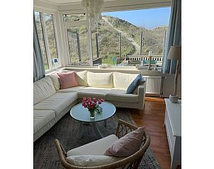 Gezellige woonkamer in Vakantiehuis in Schiermonnikoog met uitzicht op de duinen, Schiermonnikoog, Waddeneilanden.