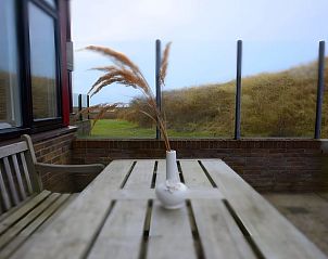 Buitenruimte met houten tafel in Vakantiehuis in Schiermonnikoog, Schiermonnikoog, Waddeneilanden.