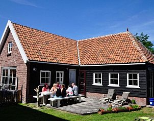 Terras van B&B De Postoari Terschelling, Hoorn, ideaal voor buiten dineren op de Waddeneilanden.