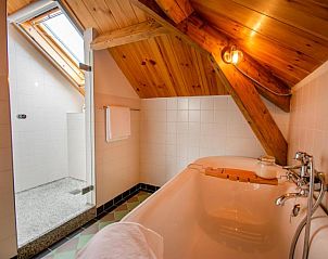 Badkamer met dakraam in B&B De Postoari Terschelling, Hoorn, biedt veel natuurlijk licht.
