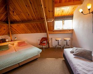 Gezellige slaapkamer met extra bed in B&B De Postoari Terschelling, Hoorn, ideaal voor gezinnen.
