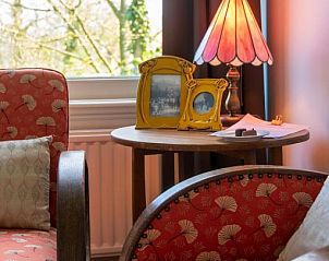 Knusse zithoek met lamp in B&B De Postoari Terschelling, Hoorn, perfect voor een ontspannen avond.