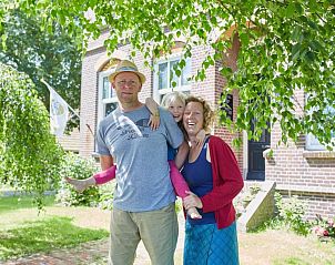 Gastvrije sfeer bij B&B De Postoari Terschelling, Hoorn, waar bezoekers hartelijk worden ontvangen.