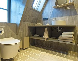 Moderne badkamer in Hotel De Koegelwieck Terschelling, vakantieappartement in Hoorn met luxe voorzieningen.