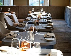 Elegant restaurant in Hotel De Koegelwieck Terschelling, vakantieappartement in Hoorn met sfeervolle tafels.