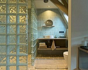 Luxe badkamer met glazen wanden in Hotel De Koegelwieck Terschelling, vakantieappartement in Hoorn.