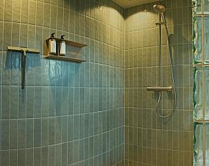 Moderne douche in Hotel De Koegelwieck Terschelling, vakantieappartement in Hoorn met luxe tegels.