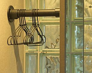 Praktische kledinghangers in Hotel De Koegelwieck Terschelling, vakantieappartement in Hoorn, Waddeneilanden.