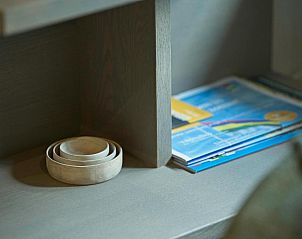 Handige opbergplek in Hotel De Koegelwieck Terschelling, vakantieappartement in Hoorn met informatieve brochures.