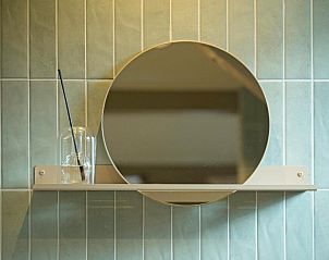 Stijlvolle spiegel in Hotel De Koegelwieck Terschelling, vakantieappartement in Hoorn met moderne badkamer.