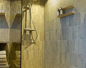 Moderne regendouche in Hotel De Koegelwieck Terschelling, vakantieappartement in Hoorn, ideaal voor ontspanning.