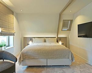 Luxe slaapkamer in Hotel De Koegelwieck Terschelling, vakantieappartement in Hoorn met moderne voorzieningen.