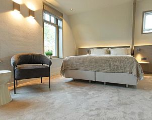 Ruime slaapkamer in Hotel De Koegelwieck Terschelling, vakantieappartement in Hoorn met veel natuurlijk licht.