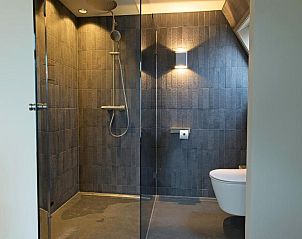 Moderne badkamer in Hotel De Koegelwieck Terschelling, vakantieappartement in Hoorn met luxe douche.