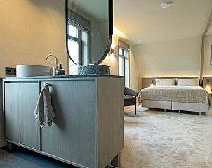 Stijlvolle badkamer in Hotel De Koegelwieck Terschelling, vakantieappartement in Hoorn met moderne wastafel.
