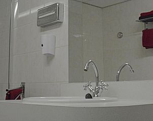 Moderne badkamer in Hotel Restaurant Piccard, Vlissingen, Walcheren, Zeeland met stijlvolle voorzieningen.