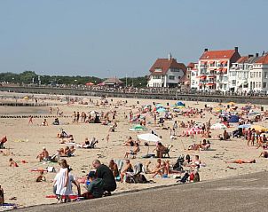 Zonnig strand nabij Hotel Restaurant Piccard, Vlissingen, Walcheren, Zeeland met levendige sfeer.