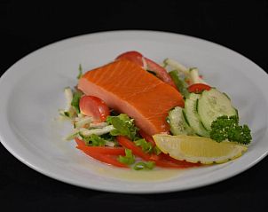 Verse salade met zalm in Hotel Restaurant Piccard, Vlissingen, Walcheren, Zeeland voor een gezonde maaltijd.