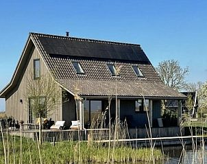 Moderne architectuur van Vakantiehuis in Makkum, gelegen aan het water, biedt een serene vakantie-ervaring in Friesland.
