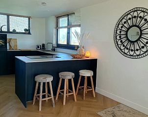 Stijlvolle keuken in Vakantiehuis in Makkum, met moderne voorzieningen en uitzicht op de Friese natuur.