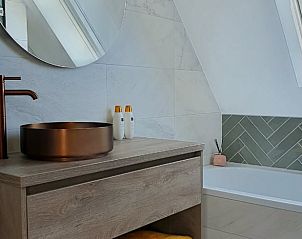 Moderne badkamer in Vakantiehuis in Makkum, met stijlvolle inrichting en luxe voorzieningen.