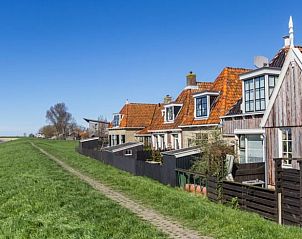Traditionele huizen langs de dijk in Makkum, vlakbij het Vakantiehuis in Makkum aan de Friese meren.
