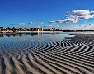 Rustige stranden van Makkum aan het IJsselmeer, ideaal voor een ontspannende vakantie in het vakantiehuis.