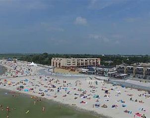 Drukke zomerdag op het strand van Makkum, perfect voor gasten van Vakantiehuis in Makkum aan het IJsselmeer.