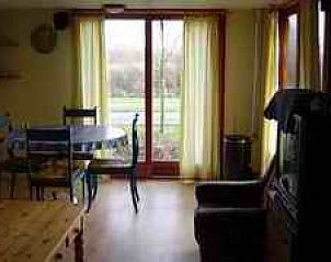 Gezellige binnenruimte van Holle Poarte Makkum chalet met uitzicht op groene omgeving in Makkum, perfect voor ontspanning.