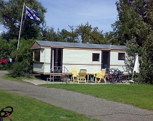 Gezellige stacaravan met veranda bij Stacaravans en groepsverblijf Sotterum in Cornwerd, perfect voor een ontspannen vakantie aan de Friese meren.