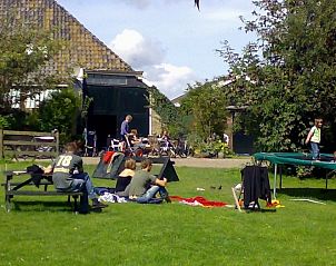 Groepsverblijf met speelveld bij Stacaravans en groepsverblijf Sotterum in Cornwerd, ideaal voor families aan het IJsselmeer.