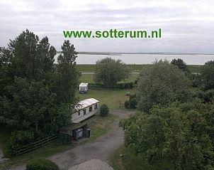 Uitzicht op het IJsselmeer vanuit Stacaravans en groepsverblijf Sotterum in Cornwerd, omgeven door prachtige natuur en Friese meren.