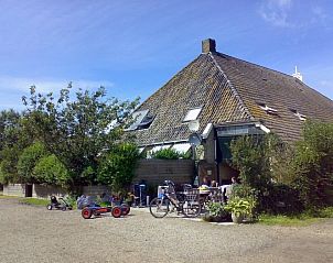 Traditionele boerderij bij Stacaravans en groepsverblijf Sotterum in Cornwerd, biedt een authentieke Friese sfeer nabij het IJsselmeer.