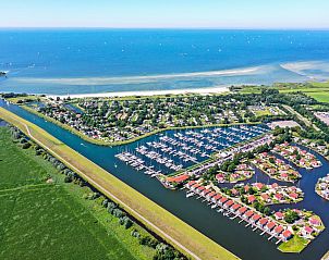 Luchtfoto van de omgeving van Vrijstaande woning in Workum, met uitzicht op het IJsselmeer en Friese meren.