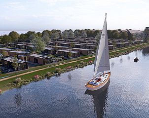 Zeilboten bij de jachthaven in Workum, vlakbij de Vrijstaande woning in de Friese meren.