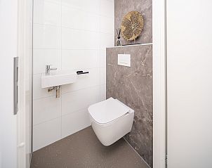 Moderne badkamer in Vrijstaande woning in Workum, vakantiehuis nabij het IJsselmeer.