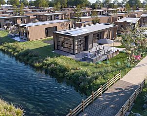 Vrijstaande woning in Workum aan het water, vakantiehuis met terras en groene omgeving.