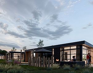 Avondzicht op Vrijstaande woning in Workum, met sfeervolle verlichting en moderne architectuur.