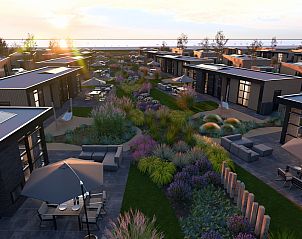 Bloemrijke tuinen bij Vrijstaande woning in Workum, vakantiehuis met terras en uitzicht op het IJsselmeer.