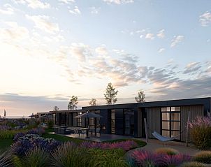 Zonsondergang bij Vrijstaande woning in Workum, vakantiehuis met serene tuin en uitzicht op de Friese meren.