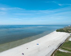 Uitgestrekt strand bij Workum, vakantiehuis aan het IJsselmeer en Friese meren, ideaal voor strandliefhebbers.