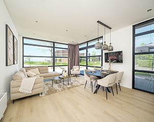 Stijlvolle woonkamer in Vrijstaande woning in Workum, vakantiehuis met comfortabele inrichting nabij IJsselmeer en Friese meren.