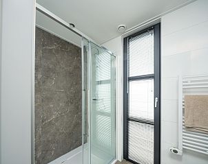 Moderne badkamer met douche in Vrijstaande woning in Workum, vakantiehuis nabij IJsselmeer en Friese meren.