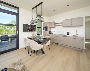 Lichte slaapkamer in Vrijstaande woning in Workum, vakantiehuis met moderne inrichting aan het IJsselmeer en Friese meren.