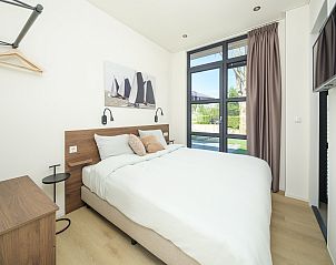 Moderne slaapkamer in Vrijstaande woning in Workum, vakantiehuis met uitzicht op de omgeving nabij IJsselmeer en Friese meren.