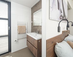 Stijlvolle badkamer in Vrijstaande woning in Workum, vakantiehuis met moderne voorzieningen bij IJsselmeer en Friese meren.
