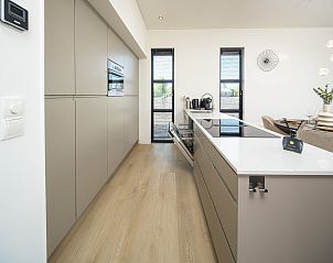 Moderne keuken met strakke afwerking in de vrijstaande woning in Workum, een top vakantiehuis aan de Friese meren.
