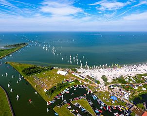 Zeilboten op het IJsselmeer nabij de vrijstaande woning in Workum, een prachtige vakantiebestemming.