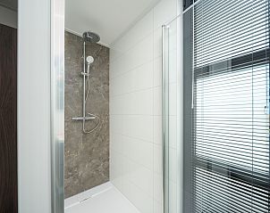 Strakke en moderne douche in de vrijstaande woning in Workum, een comfortabel vakantiehuis aan het IJsselmeer.